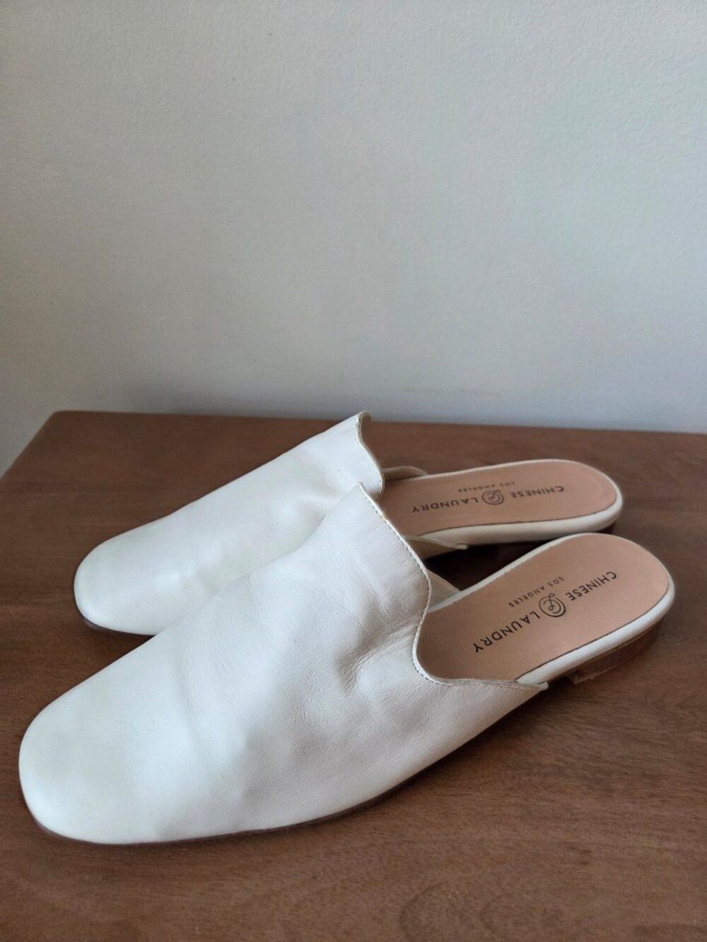 NEVER WORN CHINESE LAUNDRY WHITE GENUINE LEATHER UPPER FLAT MULES SIZE 10